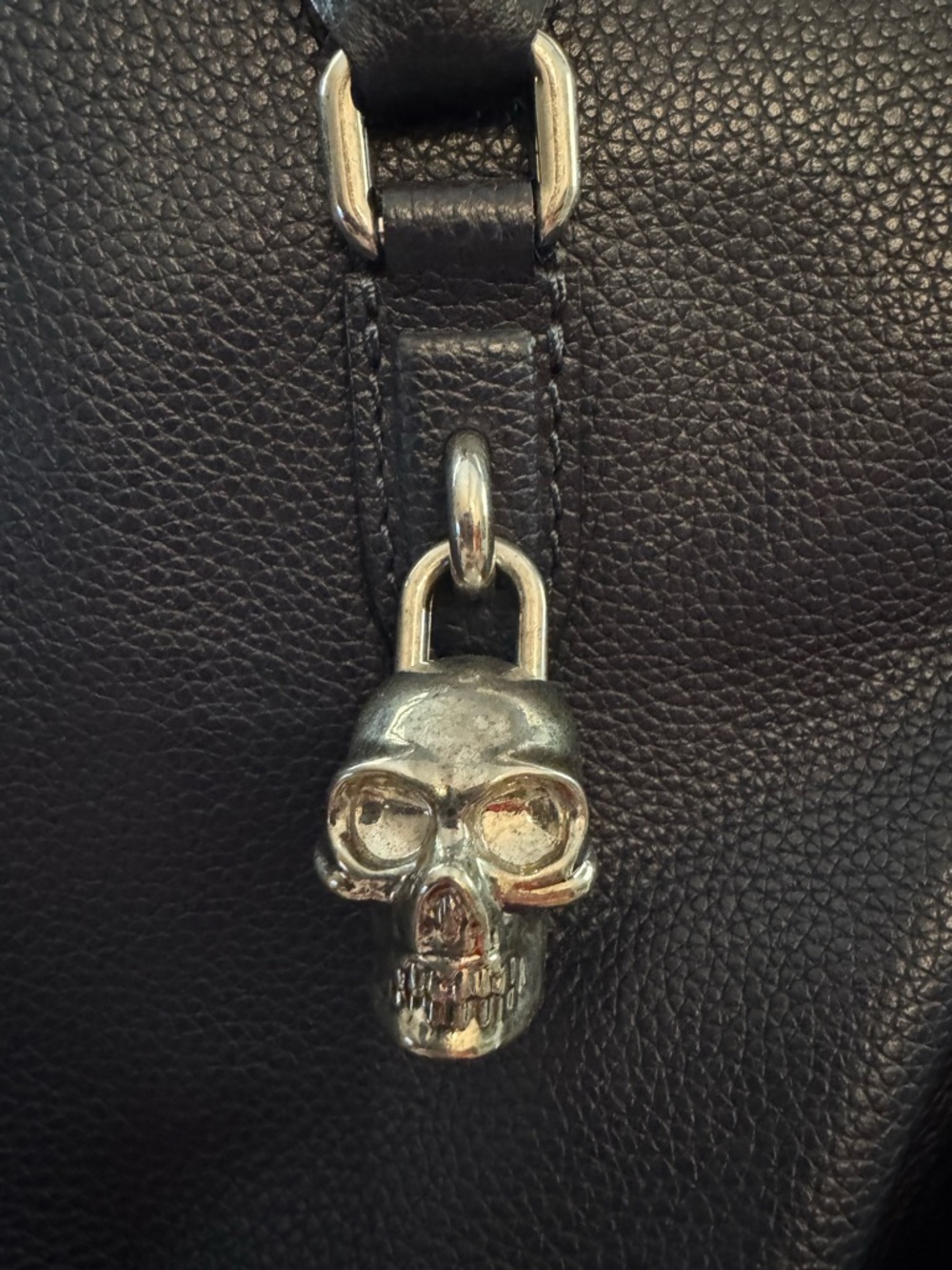 Alexander McQueen Navy Leather Skull Charm Tote. - Picture 3 of 13